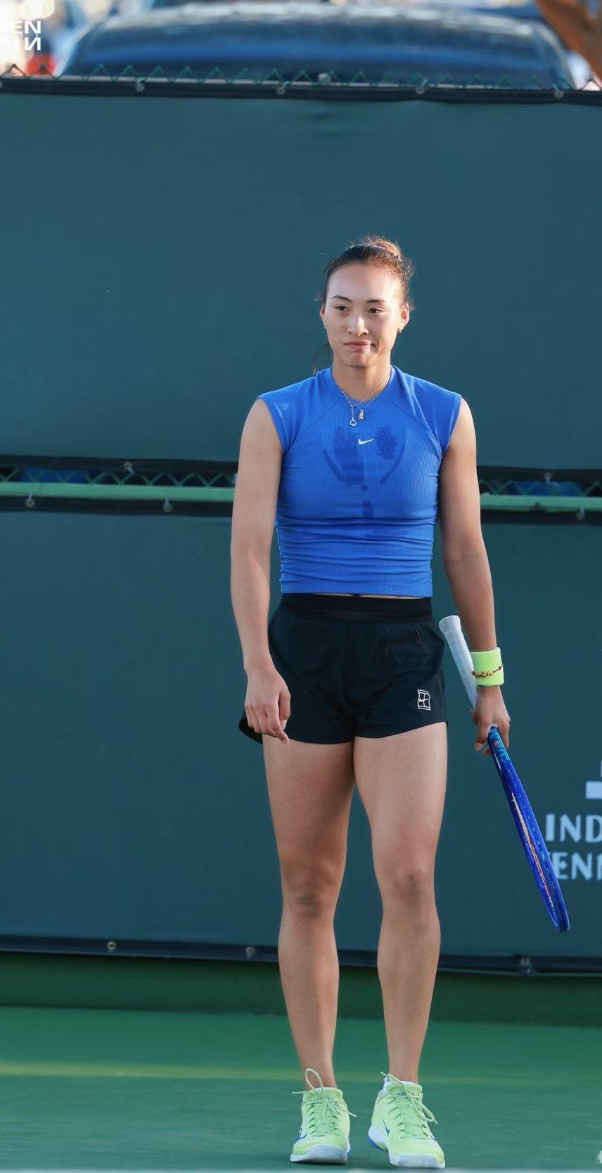 郑钦文说未来想去现场看F1赛场上是全力冲刺的网球新星，赛场下是期待轰鸣的热血少女