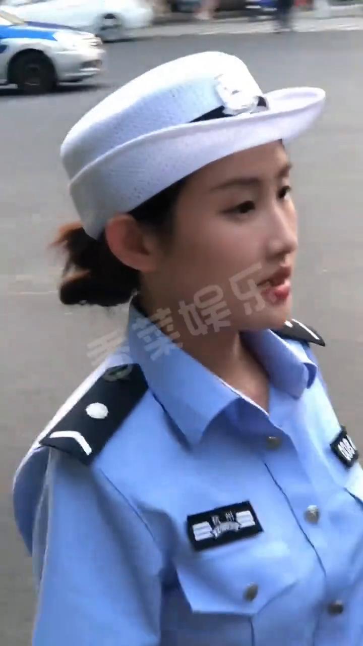 头盔。停下来。停下来。好了，别说话。