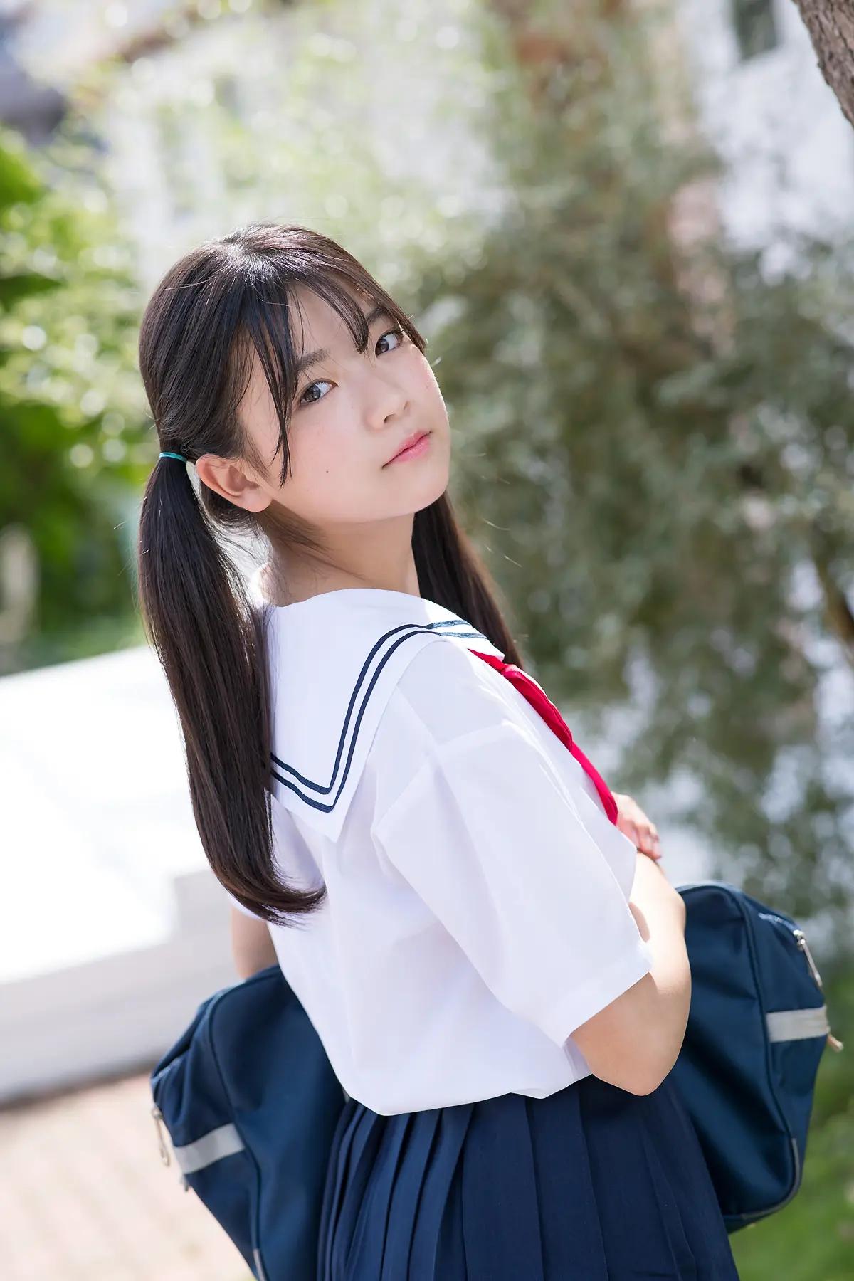 青春洋溢的校园少女，背着书包，微笑面对阳光，这画面简直美好得像电影场景。

就像