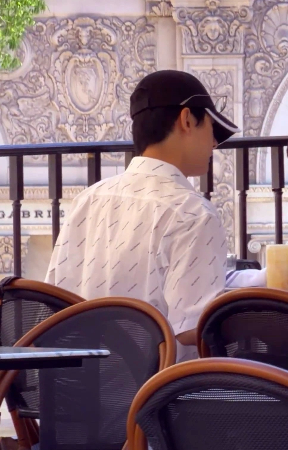 杨洋宝，是这件衣服吗？可是上一次拍到是2018年，你把8年前的衣服又拿来穿了？网