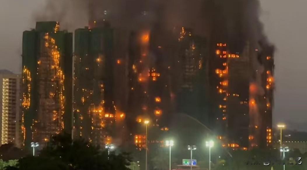 看到这张图，太让人心痛了！

真难以相信，目前在香港高楼施工，居然用的还是毛竹脚