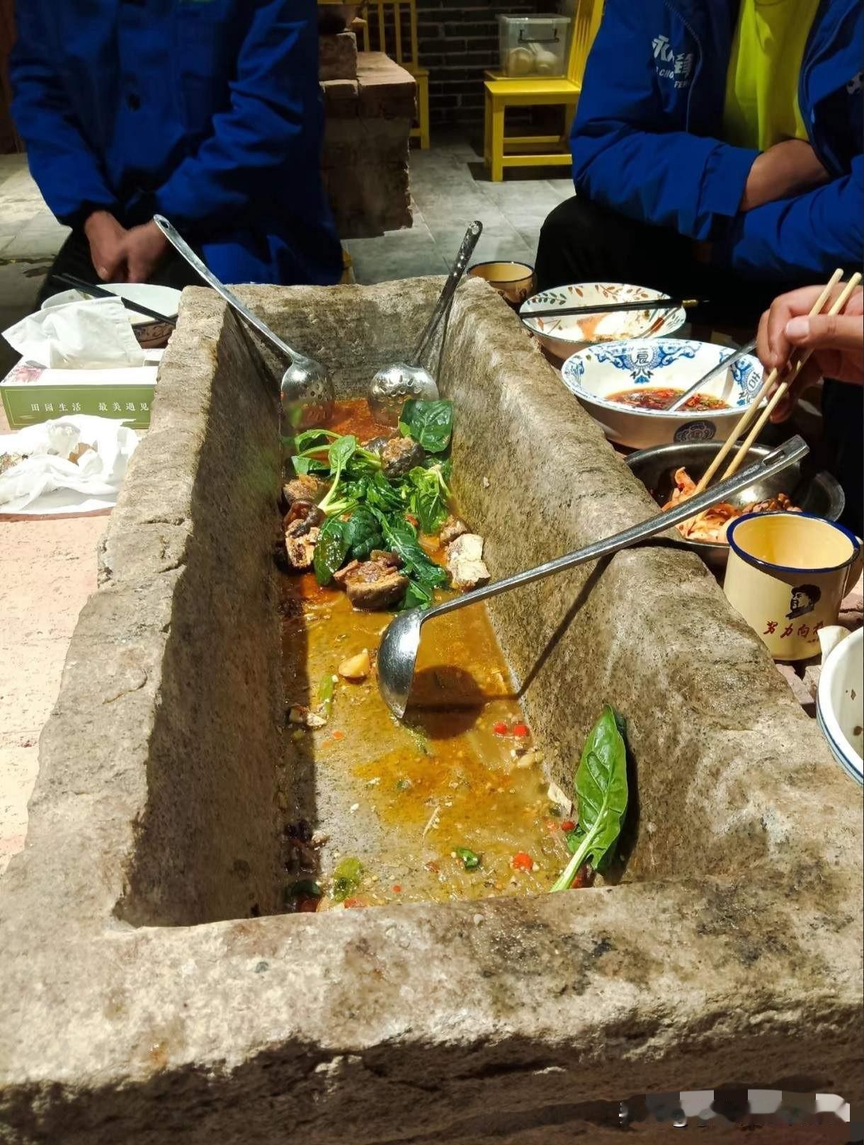 其实我并不关心这种石槽火锅，以前是不是在农村用来喂猪的，我最关心的是现在用来给人