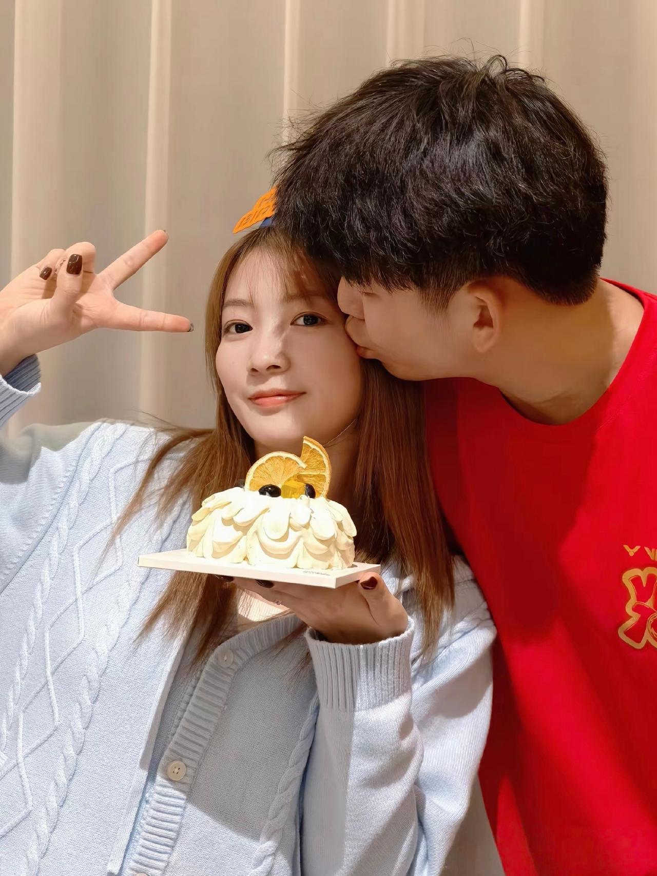 黄雅琼晒出31岁生日庆生照，刘雨辰轻吻妻子脸颊甜蜜满溢，婚后她愈发绽放迷人光彩