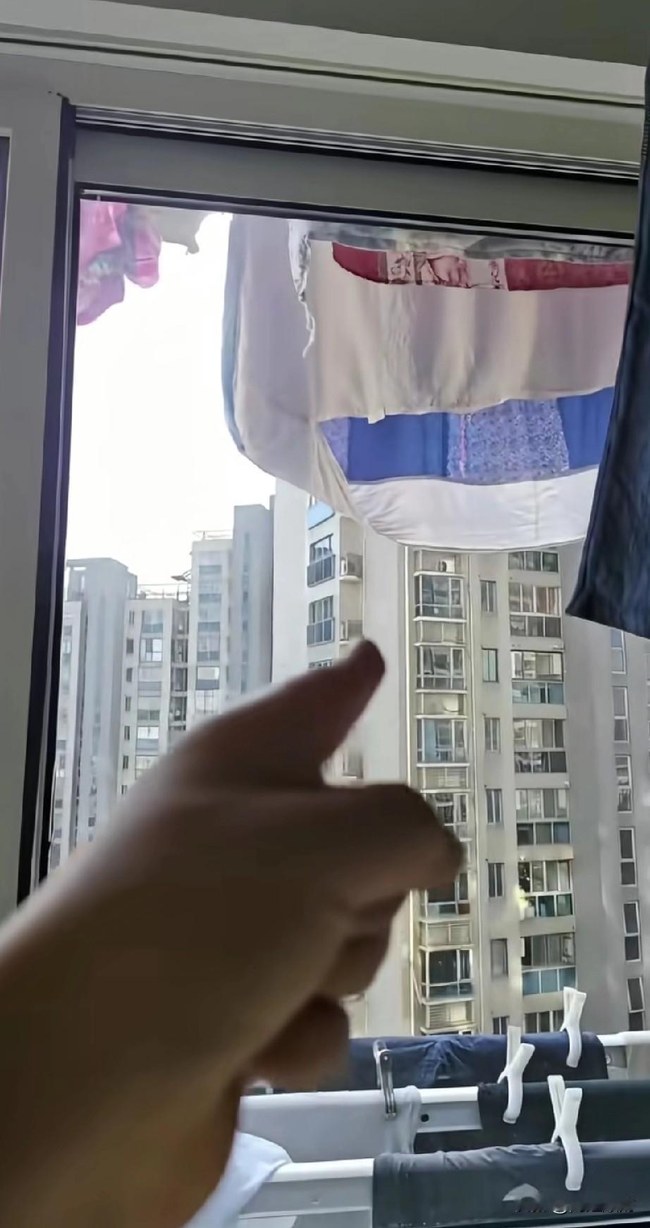今天看到网友吐槽，楼上的邻居太过分了，每次晾晒东西都要往下拖这么长，他家的窗子被