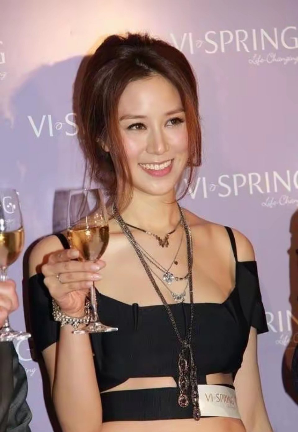 她14岁就长得“倾国倾城”，被富豪花7亿娶回家，8年生下4个娃 