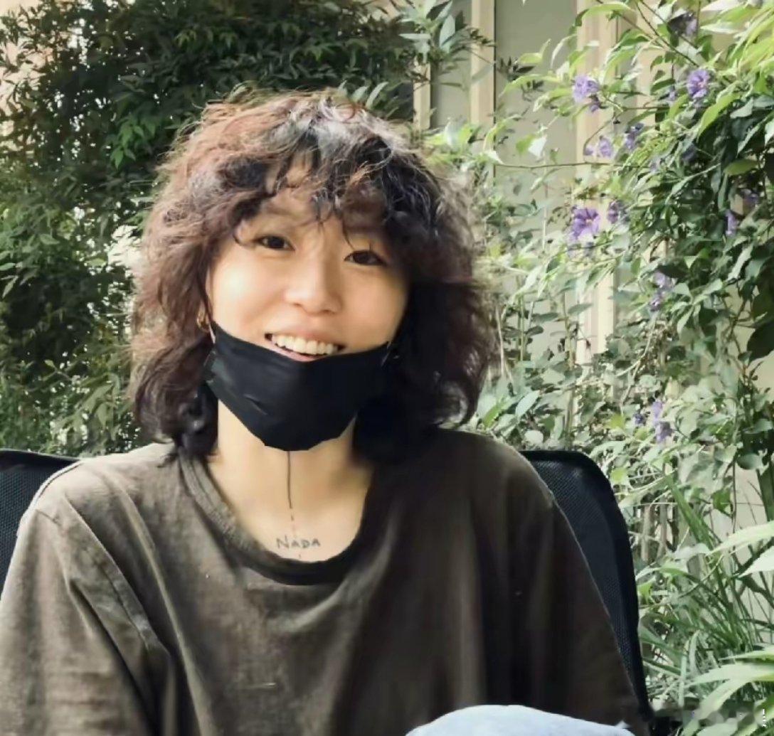 看到窦靖童的社恐日常我也是很意外哈哈明星也社恐，她还挺可爱的真的太真实了。就之前