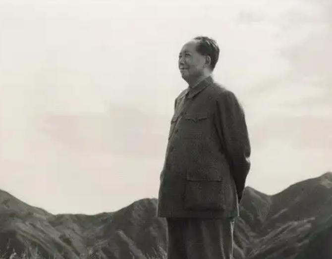 台湾问题，伟人早就指明了方向，毛主席曾说过，台湾只有两条路可走，一条是通向华盛顿