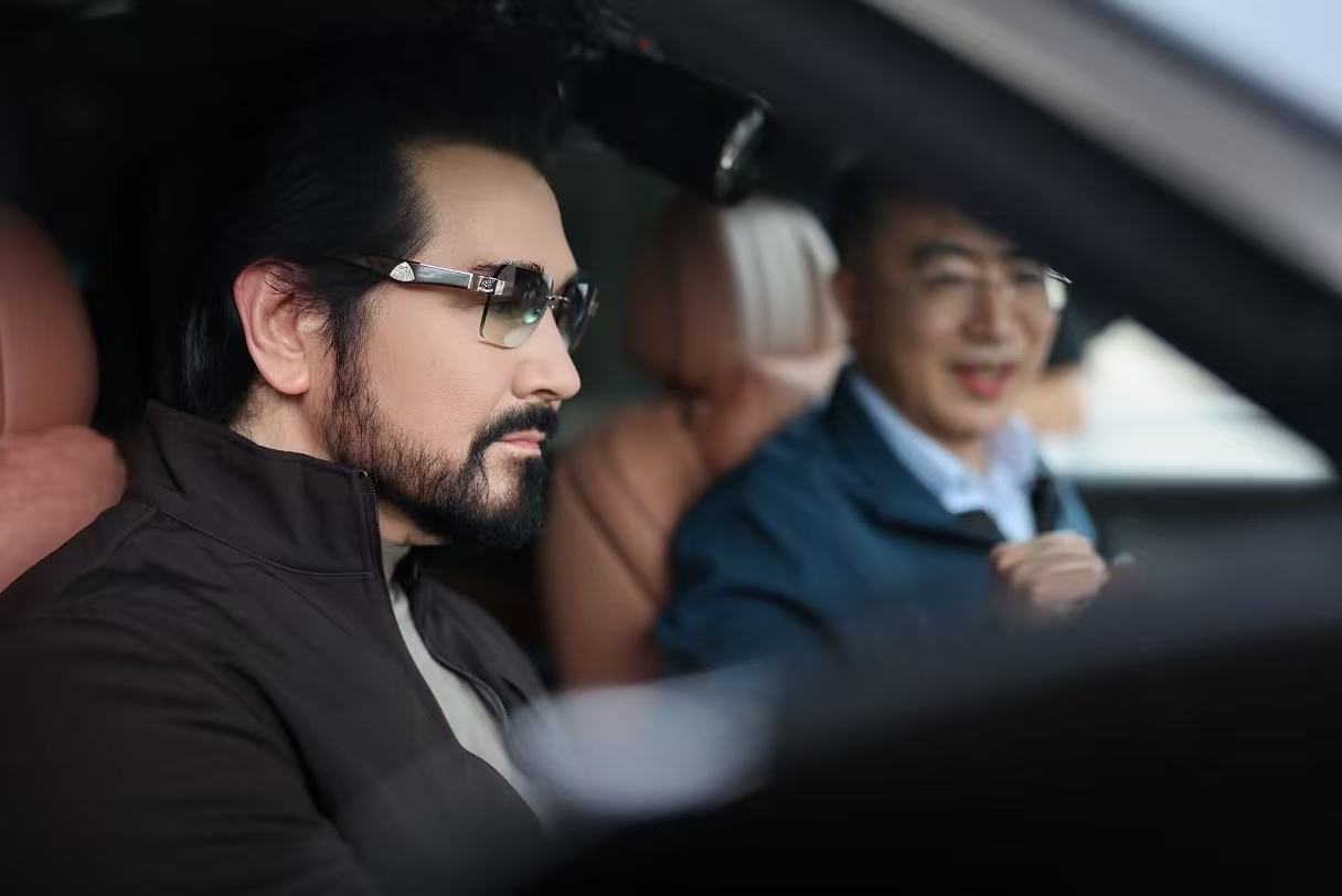 费翔成为零跑D19 首位车主老朱还带他参观了产线工厂🏭 