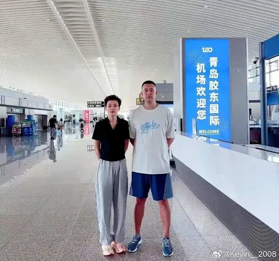 这是杨瀚森的爸妈妈，看起来真的好年轻。想想当年姚明去NBA选秀，他的父母有点儿很