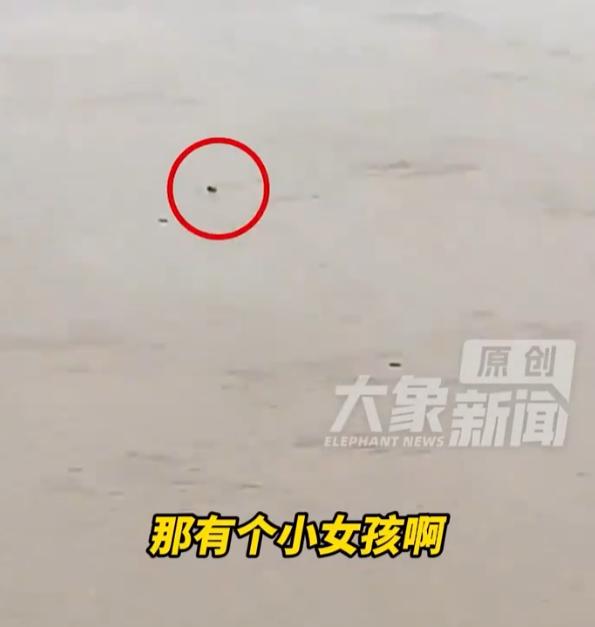 近日广东佛山，大桥上突发惊险一幕！一名年轻女子一时想不开，情绪彻底崩溃，毫不犹豫