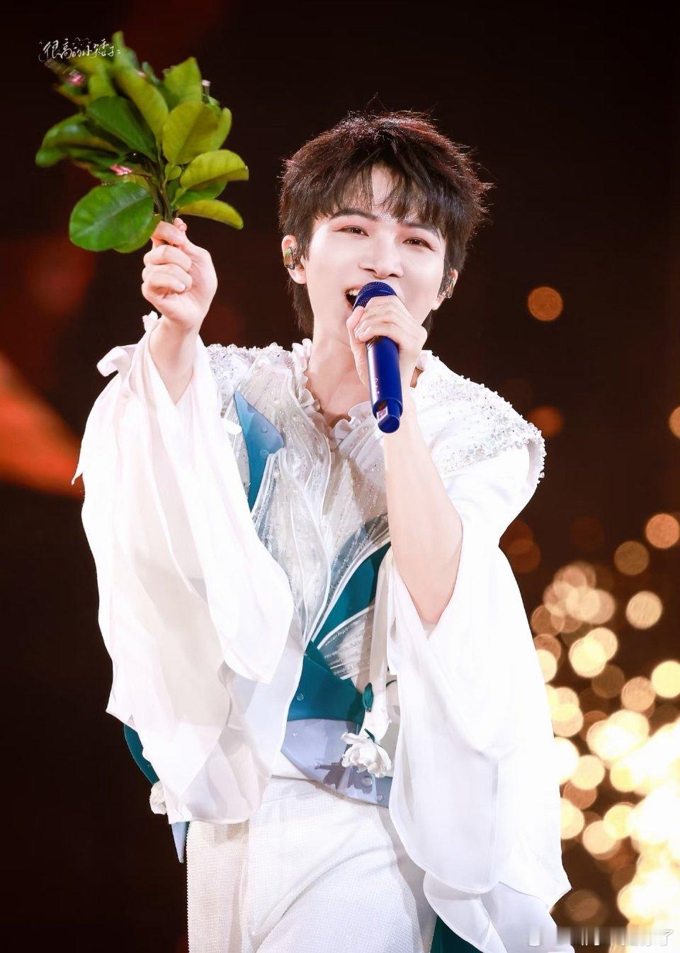 2025月度精选群星瞬间 堪称视听盛宴。古风独唱尽显温婉，深情献唱引发合唱，金曲