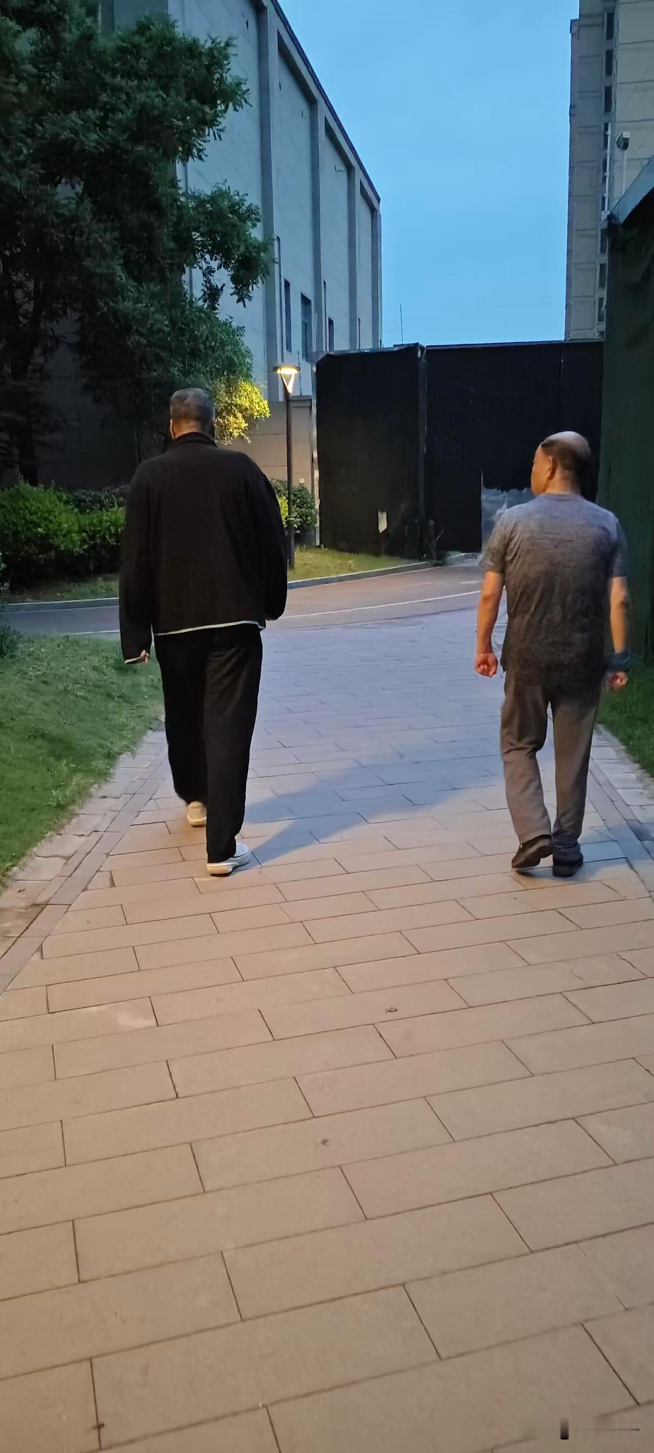跑不动快跑的老年人，不妨试一试超慢跑，门槛很低。
 
最近表妹跟我聊天，谈及晨练