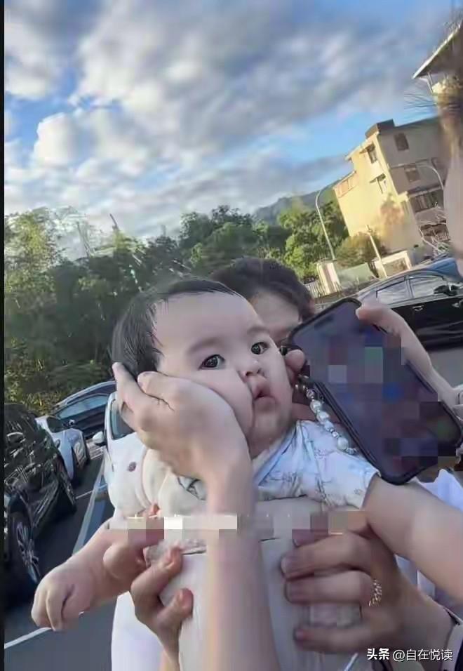 马筱梅带着一大家子
“炸”湾湾老街又火了

但看完整个视频
她把小汪宝当玩具
我