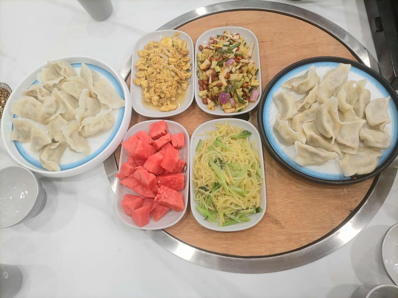 对于黄金涨价，
相应的因为中美博弈，情形不明下，黄金作为避险资产，自然受到热捧。
