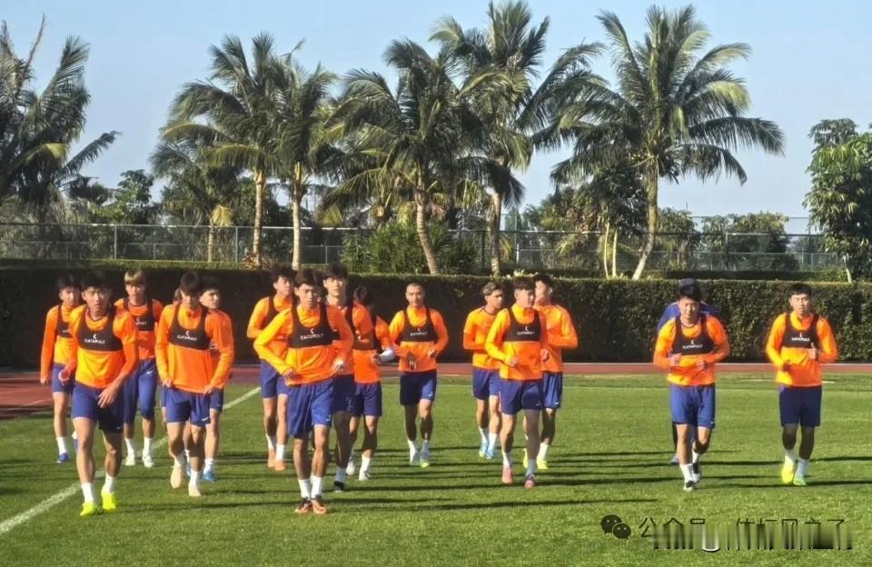 全员集结冲新赛季！泰山队签外援中卫或与时间赛跑
 
山东泰山今日从济南出发飞赴广