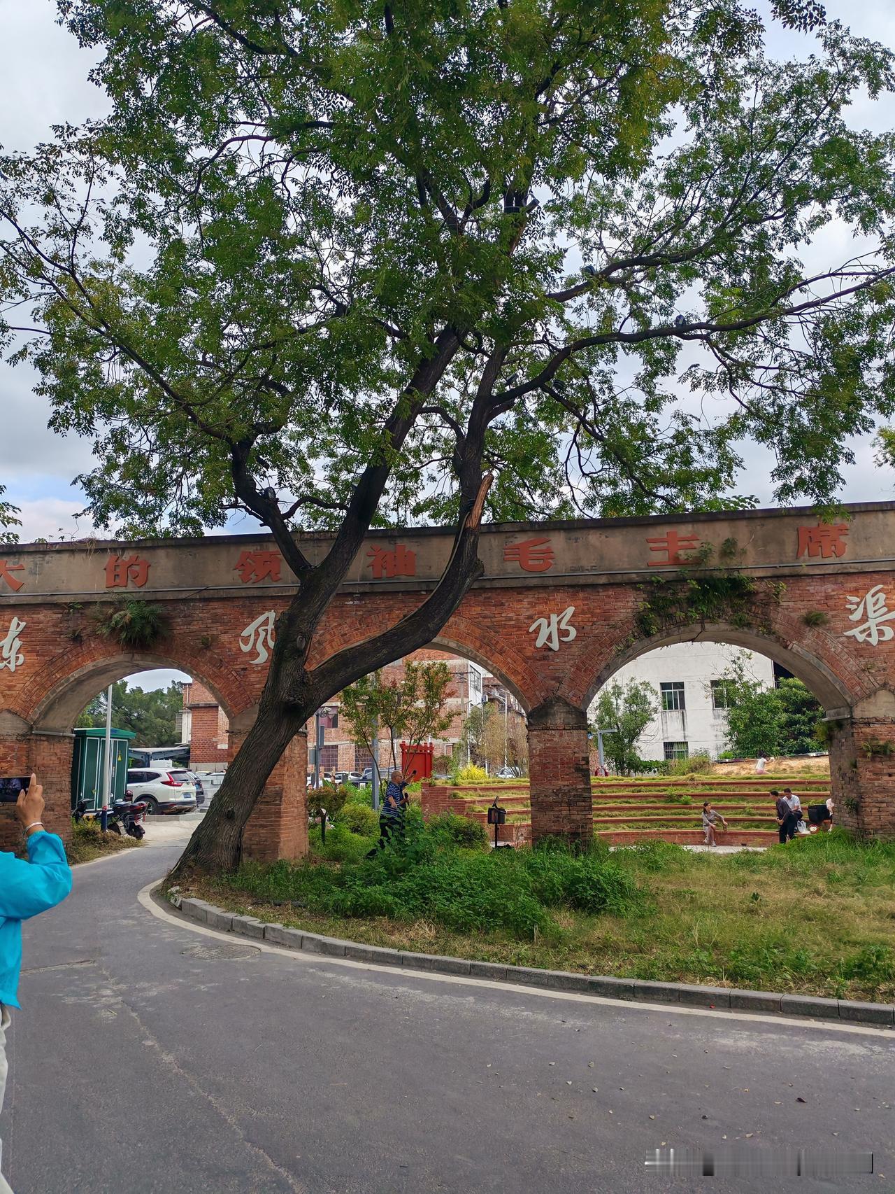 打卡赣州网红地~东风水渠
      自驾房车避寒第六天 ，到达赣州，专程打卡小