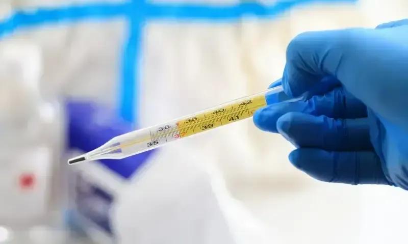 高平小学突然通知停课，我弟班上一半座位空着。
四月八号早上老师群里发消息，说发烧