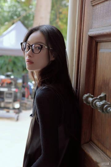倪妮不参加VOGUE盛典 看到倪妮因剧组拍戏而错过VOGUE盛典的消息，心里好不