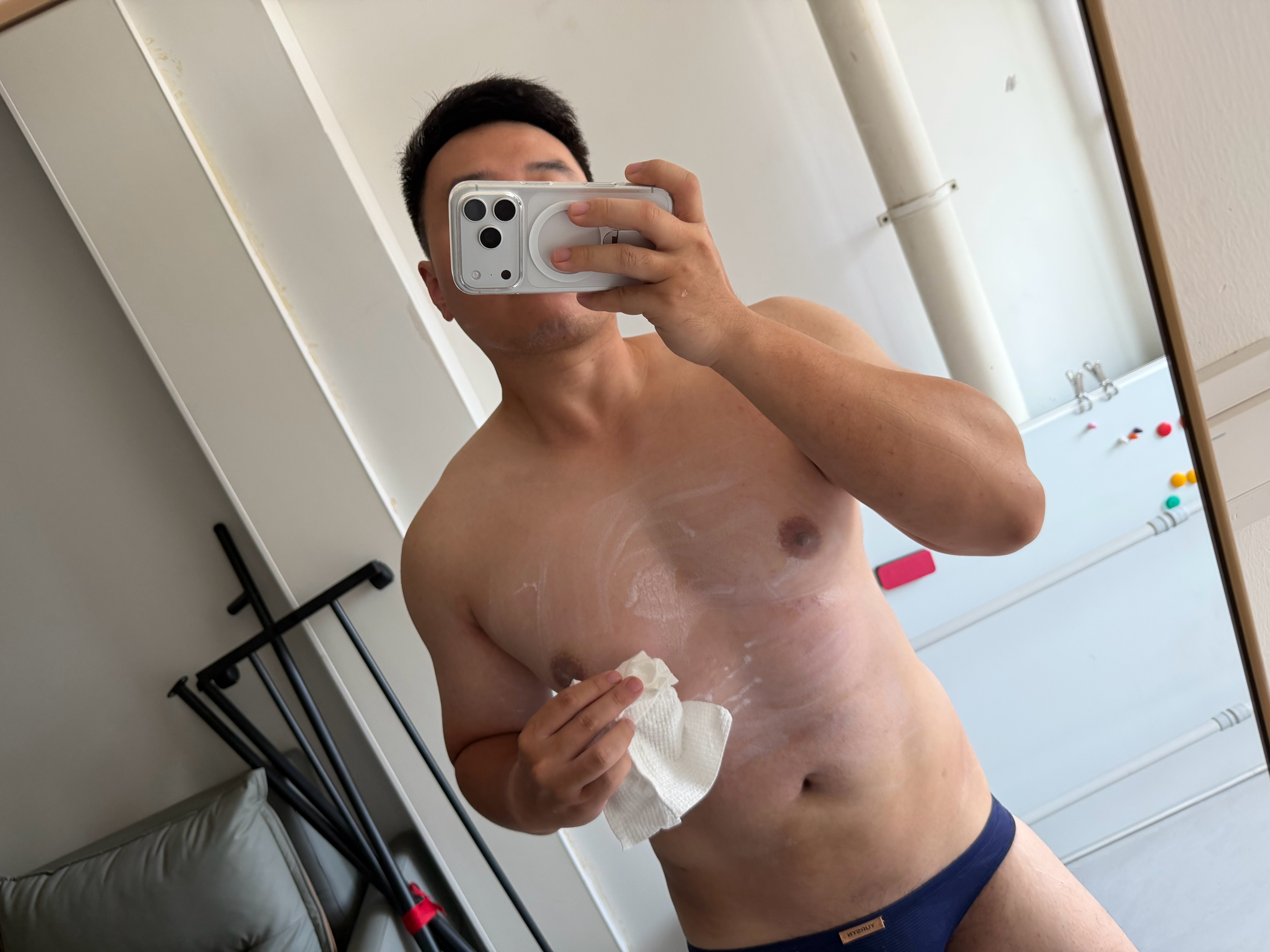 摸您呀。这个药每次涂都弄的到处都是。今天虽然不开会但我决定去加班
