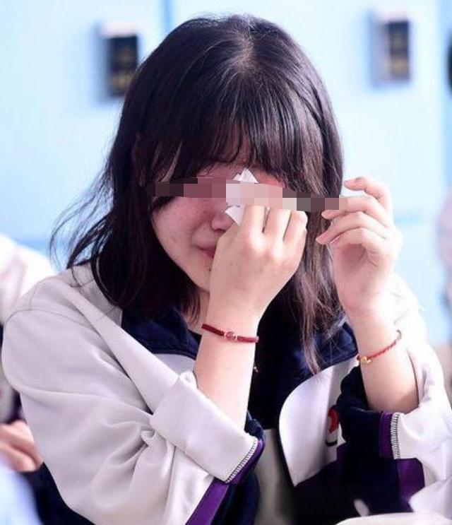 “我没给你送红包吗？” 湖南，一女子读高三的女儿，因为晚7点没晚自习，被老师当众