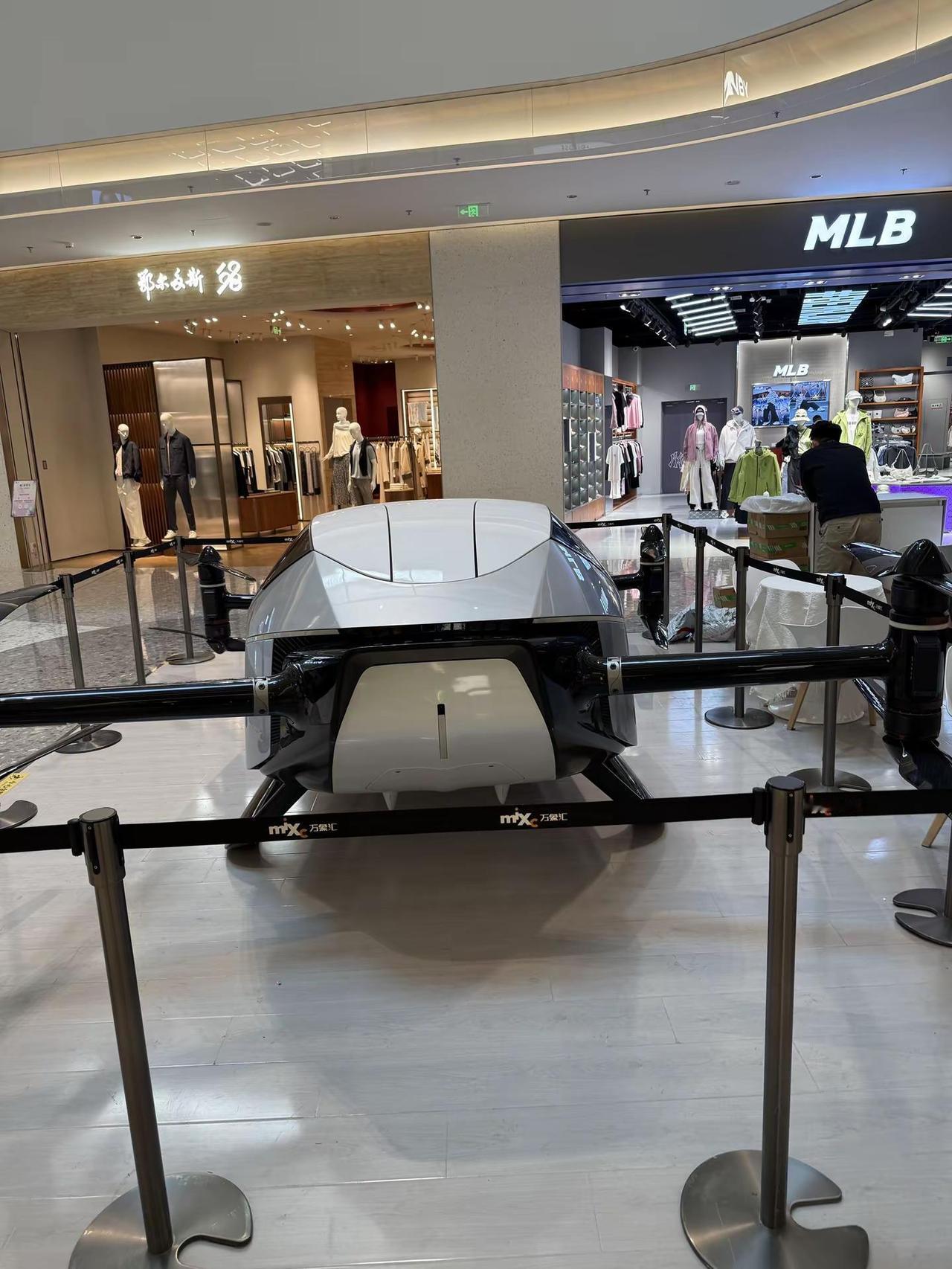 今天送外卖的时候看见了一个牛逼的东西！现实版的飞行汽车！不知道这是大疆的还是谁家