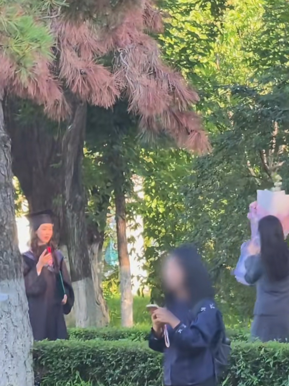 温雯好大一声“小九～！”余九琪就这样投入妈妈的怀抱😉 