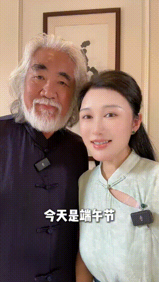 张纪中虽然比娇妻大31岁，
比丈母娘大11岁，
但这些并不影响他们夫妻恩爱，家庭