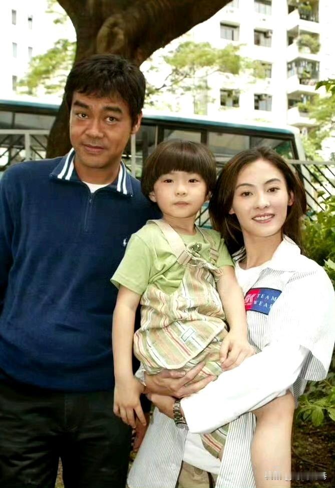 张柏芝年轻时候的旧照片，青春阳光，活力满满！妥妥的大美女，他旁边皮肤有点黝黑的男