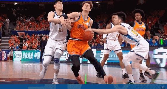 王哲林得今天第一节也是拼了，打的很好，我们就需要看到王哲林这样的表现，无论是在上