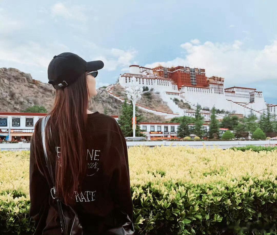 李沁插着鼻氧管自拍李沁西藏游plog 纳木错、雪山尽收眼底，高反来袭吸氧续命，李