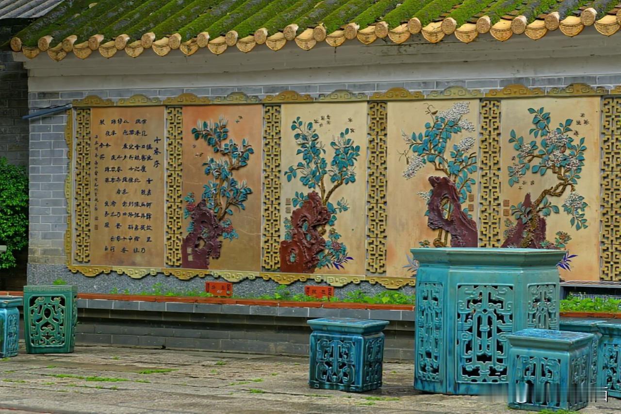 烟雨十香园，一瓦一墙皆诗意
岭南古园 细雨轻笼十香园，苔痕覆瓦，青砖映雨，岭南古