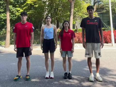 张展硕的海拔有直观感受了，本来汪顺、张雨霏已经很高了，他们站一起才发现张展硕是如此的突出 #专业视频
