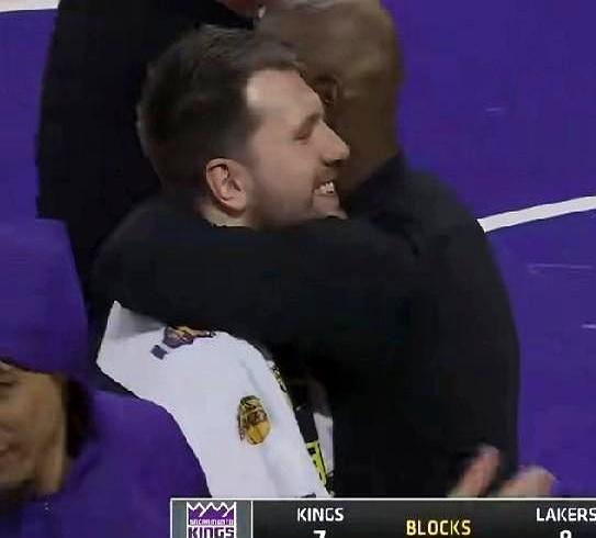 你敢信？东契奇一把搂住老詹脖子，笑得像刚偷完训练馆的糖！
 
就在大胜国王那晚，