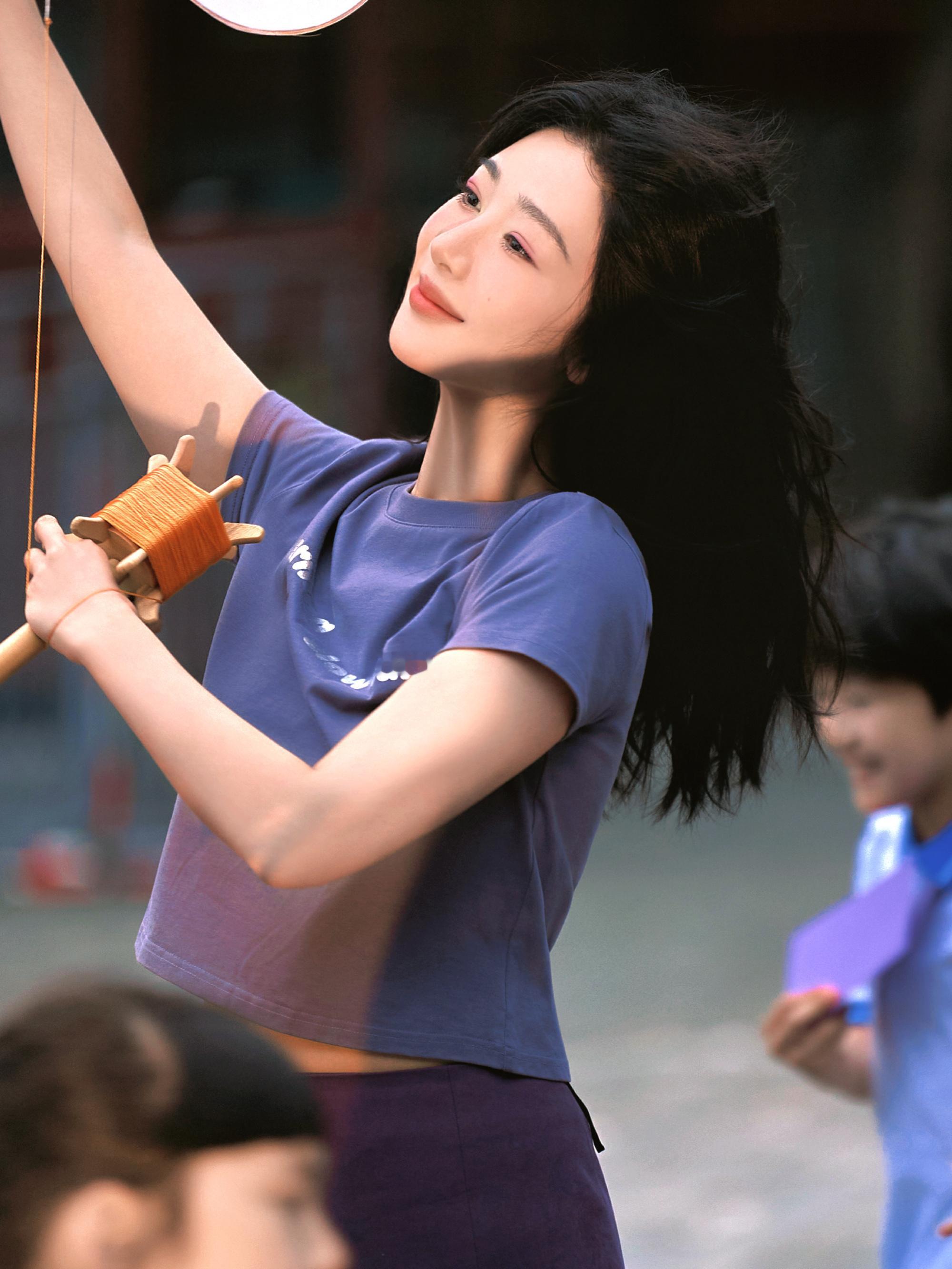 杨紫[超话]杨紫董竹君 杨紫杨紫玉兰花开君再来 和你一同爱上同一个天空 白云 花