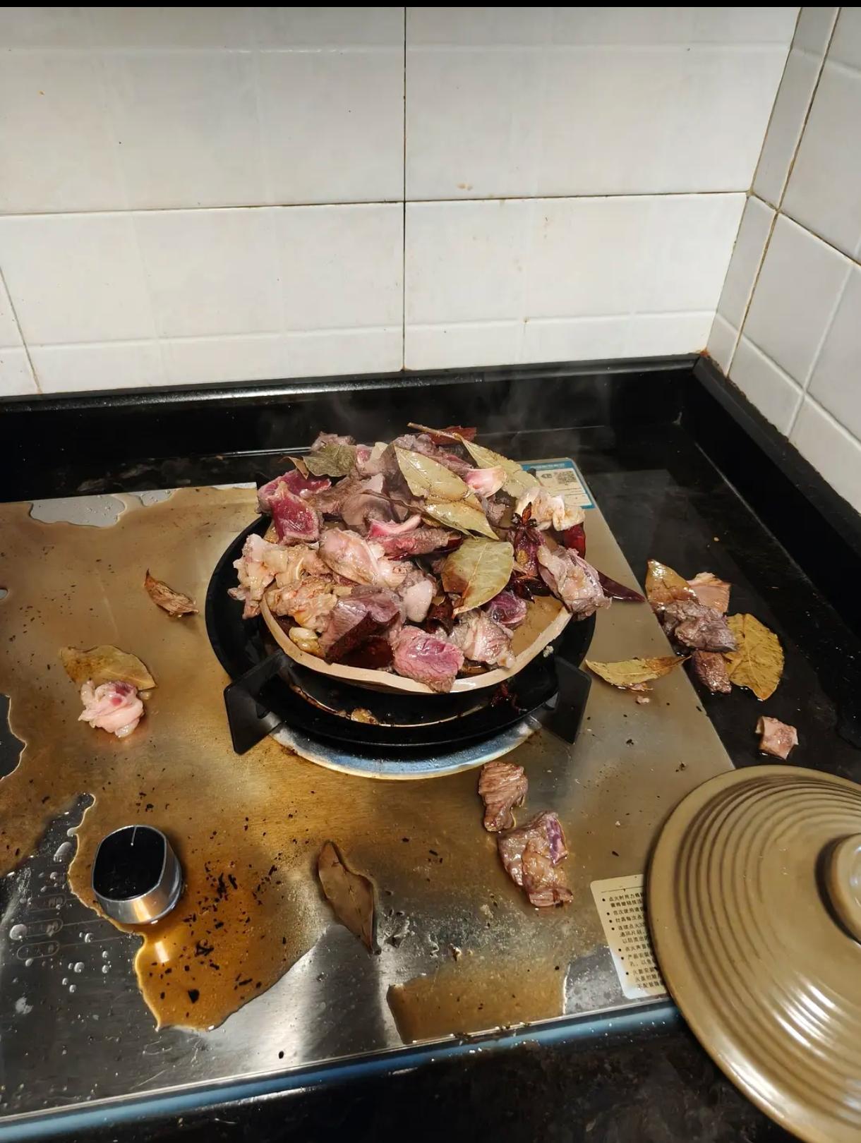 😇炸得猝不及防，甚至肉都还没有做熟，心疼锅心疼肉。砂锅不好，里面有杂质，受热膨