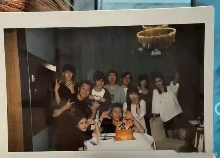 范丞丞生日合照 温馨生日合照分享，跑男团集体集结，全员一起给范丞丞过生日，热闹又