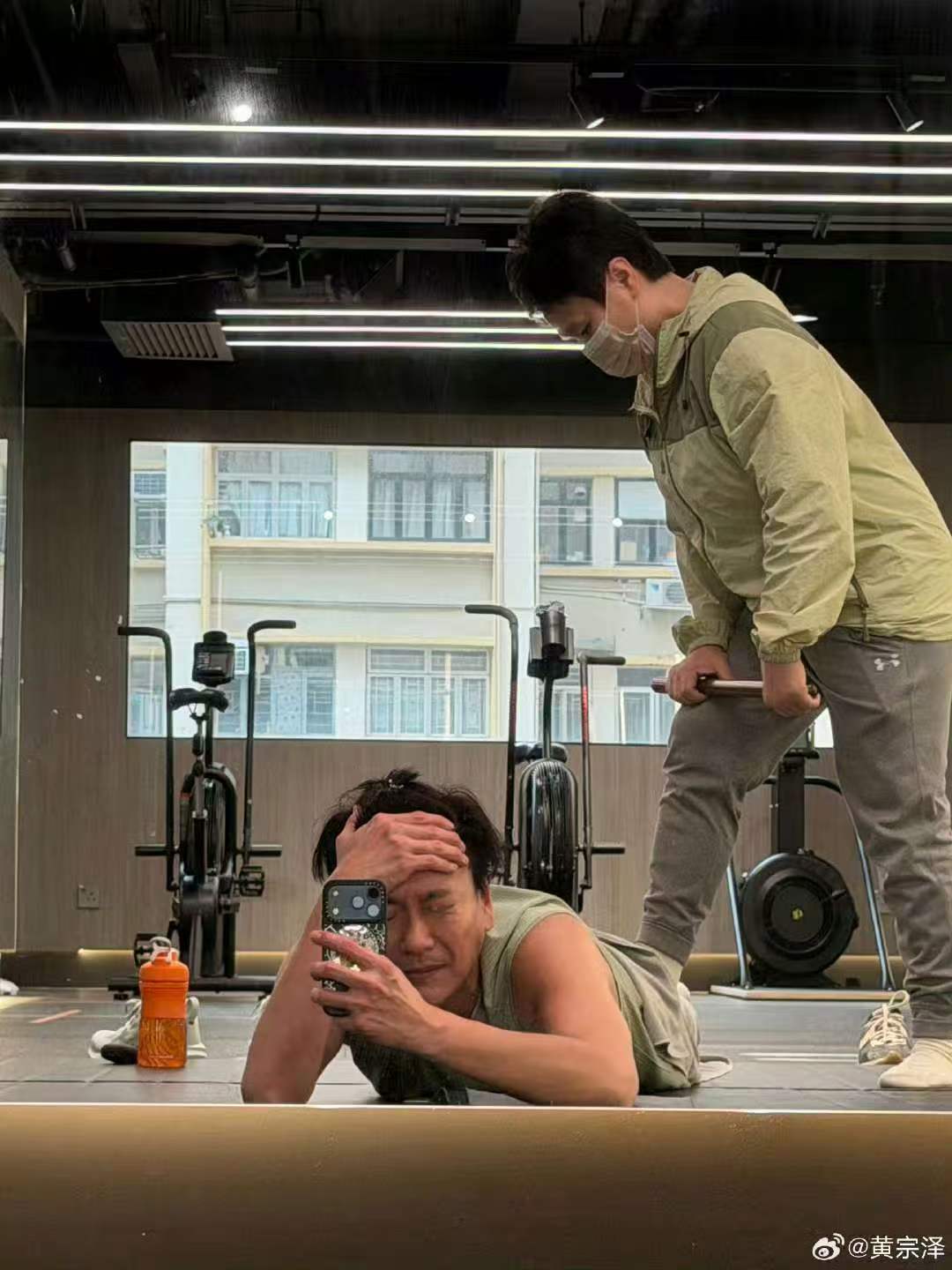 黄宗泽跑完马拉松接着去健身房跑别人跑完马拉松瘫在地上等拉伸，他倒好，换件速干衣直