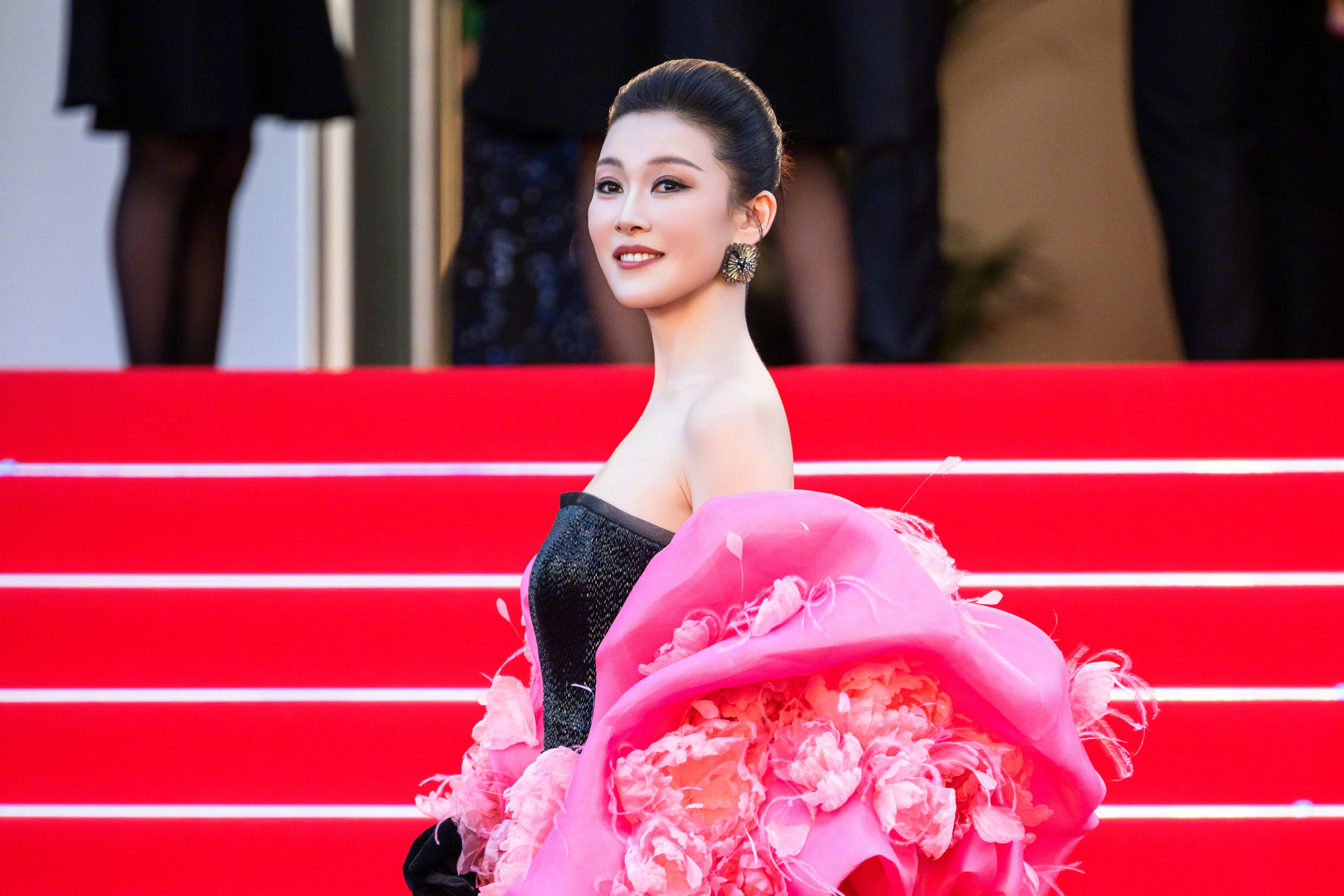常思思国外机场即兴唱我爱你中国常思思中国文化有效输出在国外机场唱起《我爱你中国》