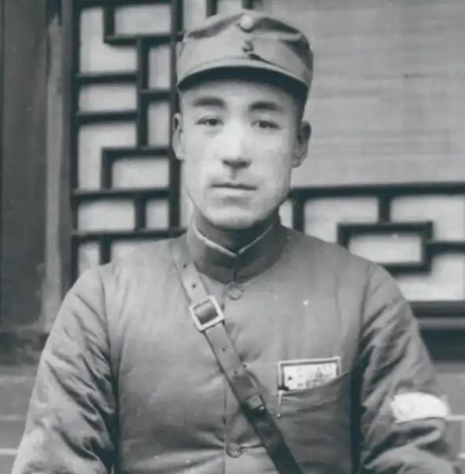 1937年决战雪花山，团长张世俊拿出一把鲜艳的战旗，说“如果战士们敢把它插上雪花