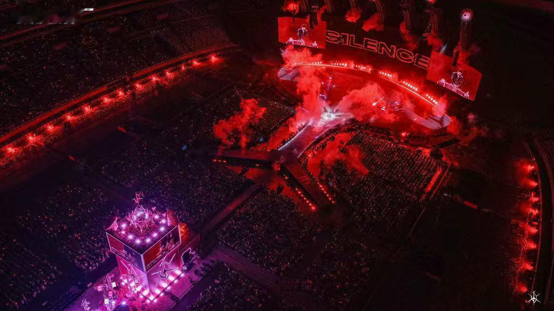 汪苏泷演唱会舞台乱成了一锅粥汪苏泷正要表演魔法，左右看了看笑着吐槽舞台乱成一锅粥