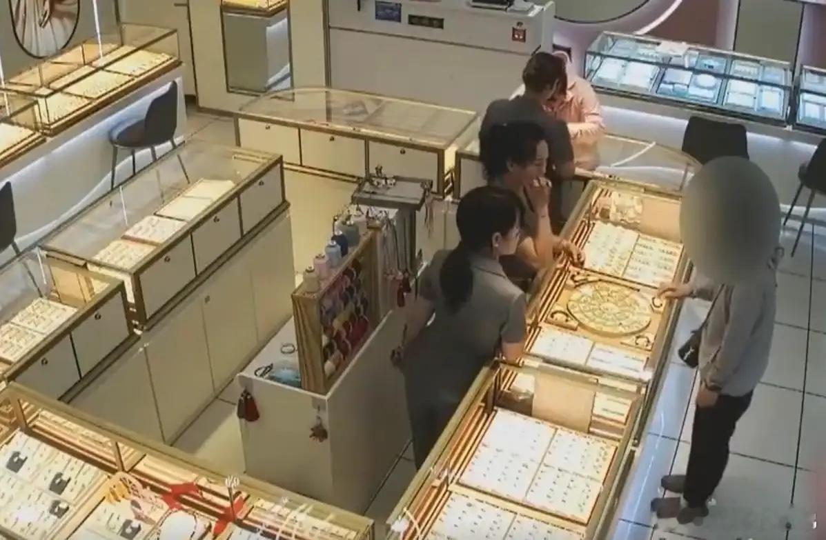 日前，江苏一名女子来到某金店，要购买186000元黄金首饰。该店店长看到女子不看