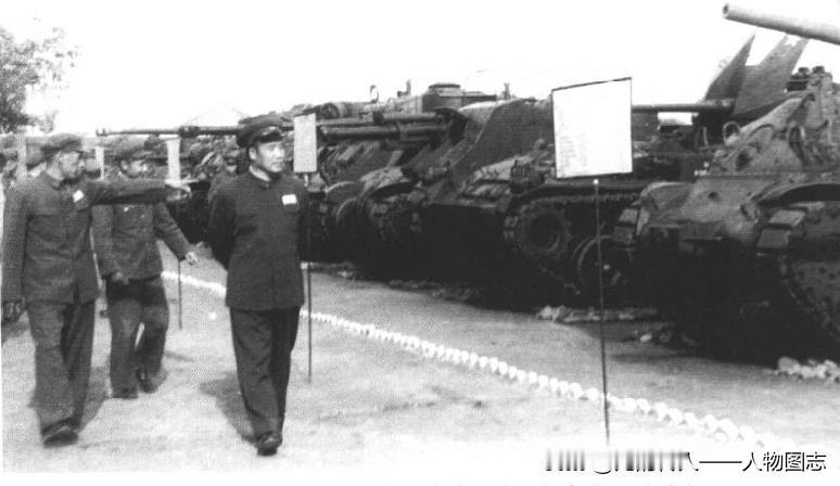1955年5月，任训练总监部副部长的李达(右)视察装甲兵某部