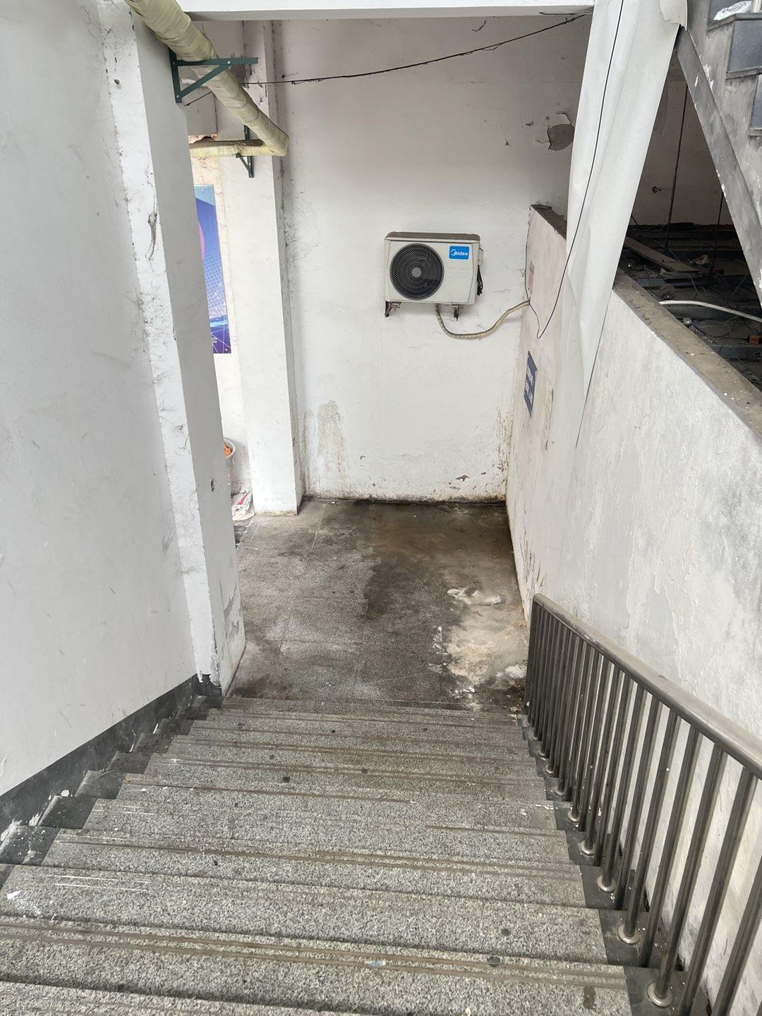 市民吐槽：盐马路原世纪联华超市中间楼梯通道，因门口的几个烧烤、夜店、小吃门店，大
