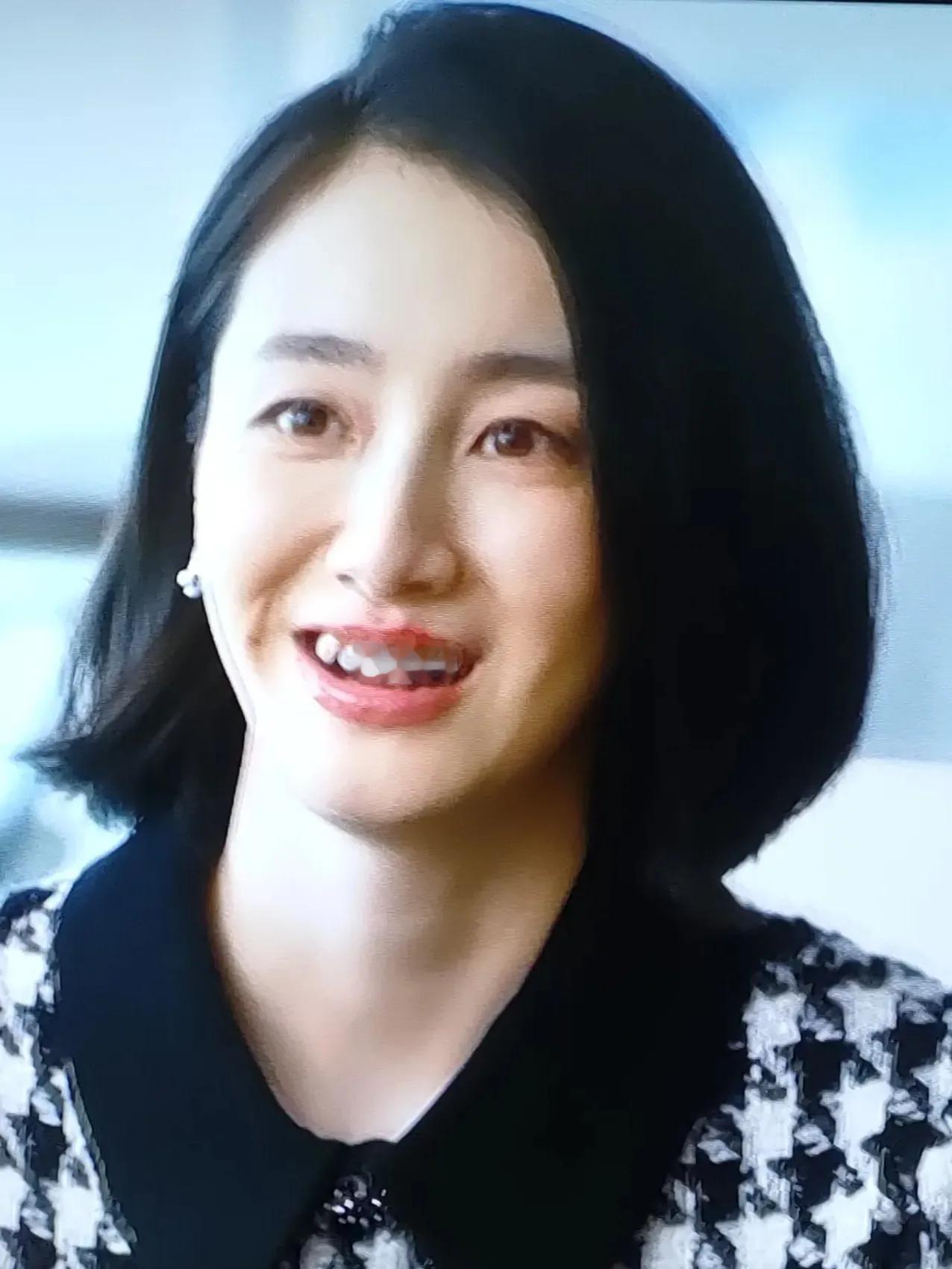 追剧《蛮好的人生》，叶青饰演的唐玲，长相还算漂亮，昨晚的剧中看到她大笑时露出牙齿
