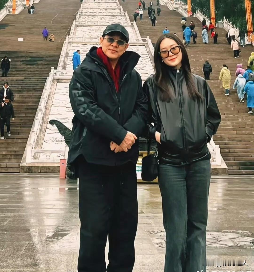 李连杰带22岁小女儿去安徽九华山祈福啦！62岁的他看着挺沧桑，头发白了不少，不过