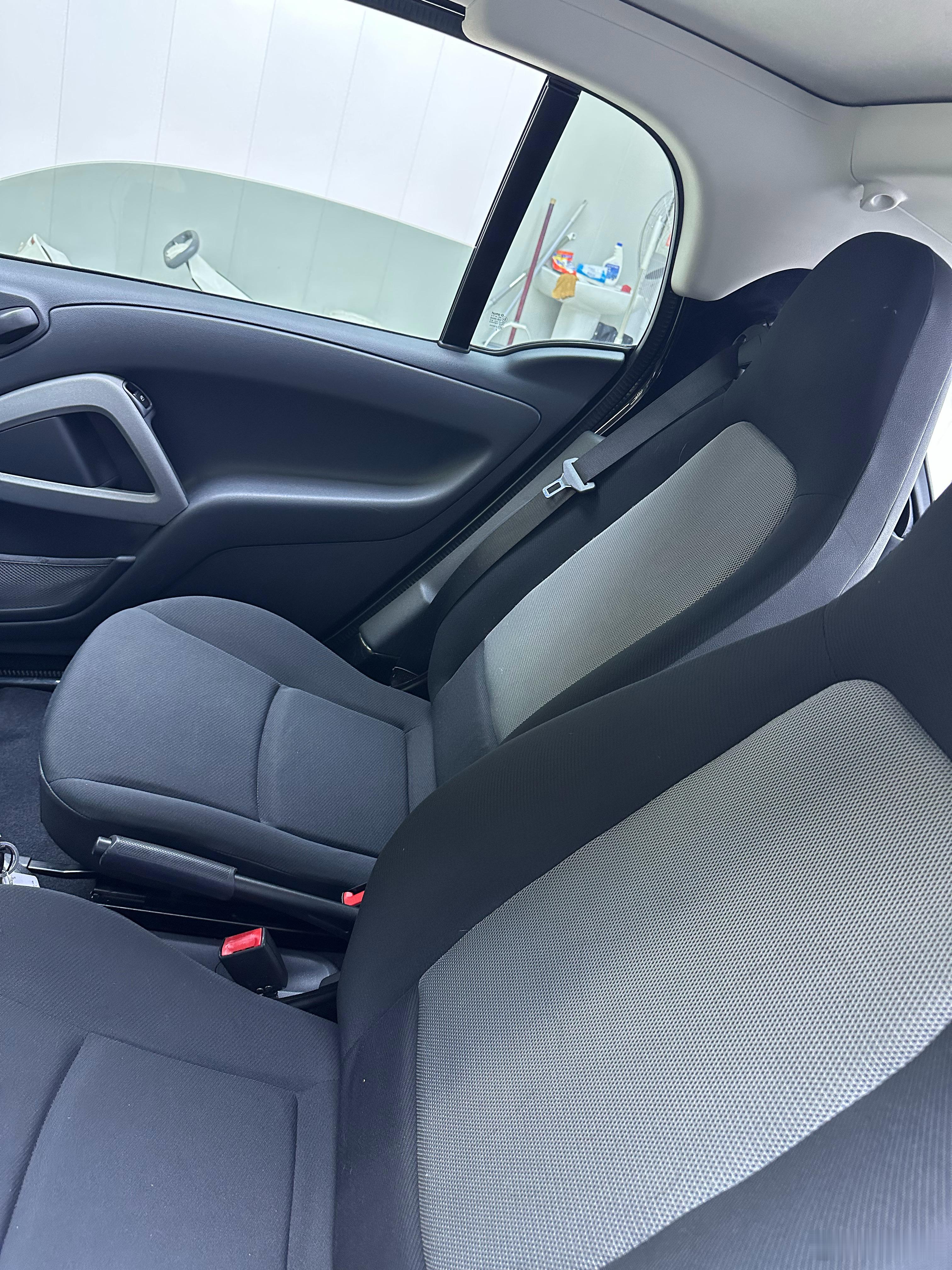 买了个小玩意 11年smart 4万公里 一手车真的好袖珍啊优点就是公里小 车况