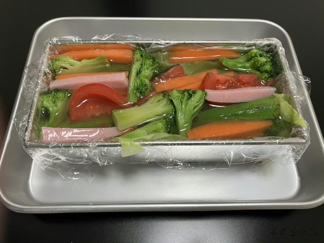 日本农林水产省说：“350 克，这是 20 岁以上成年人每日的蔬菜建议摄入量。为