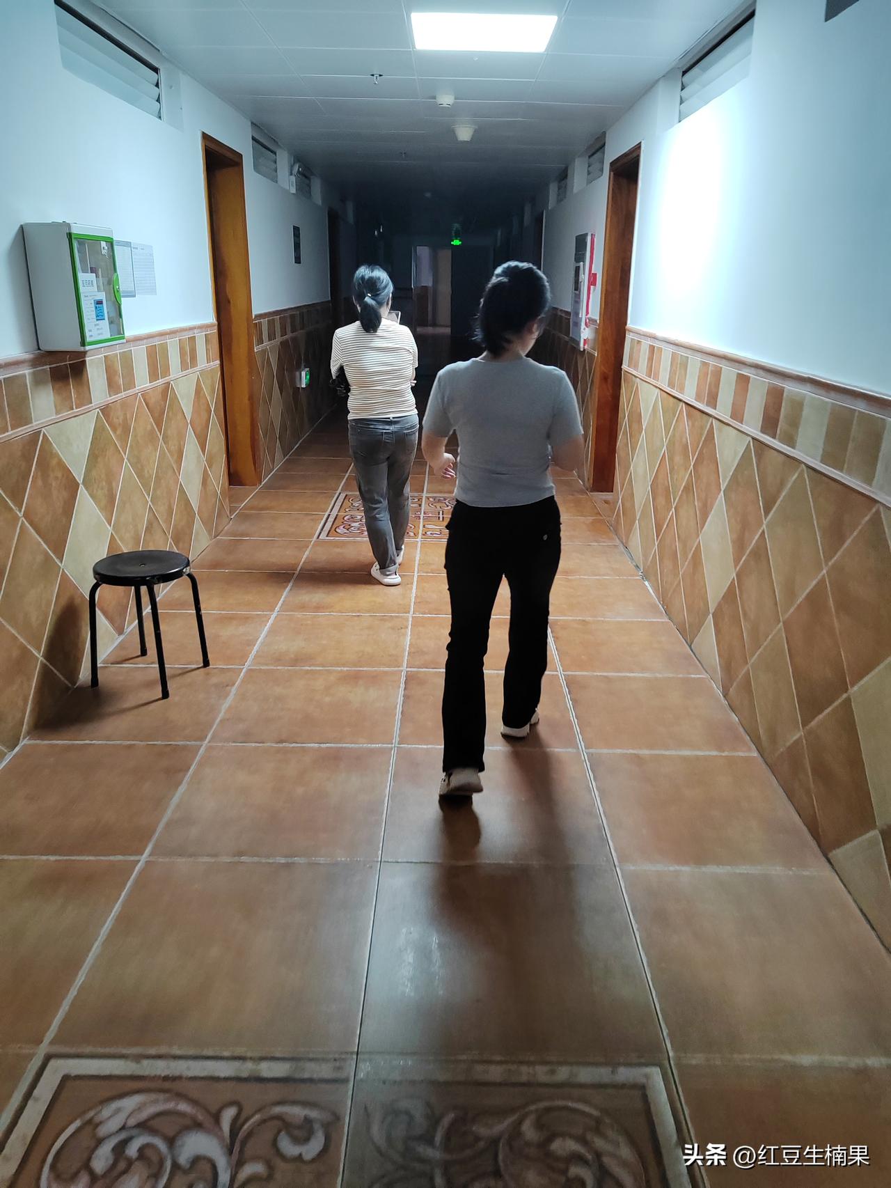 现在进厂大部分都是包住的，但是自己出水电费，不过没有进过厂的人可能不知道，这个包