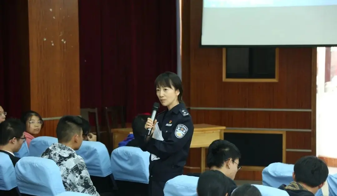 江苏警官学院^O^世间女子，多柔媚而少风骨，多娇妍而欠英气，唯卿与众不...