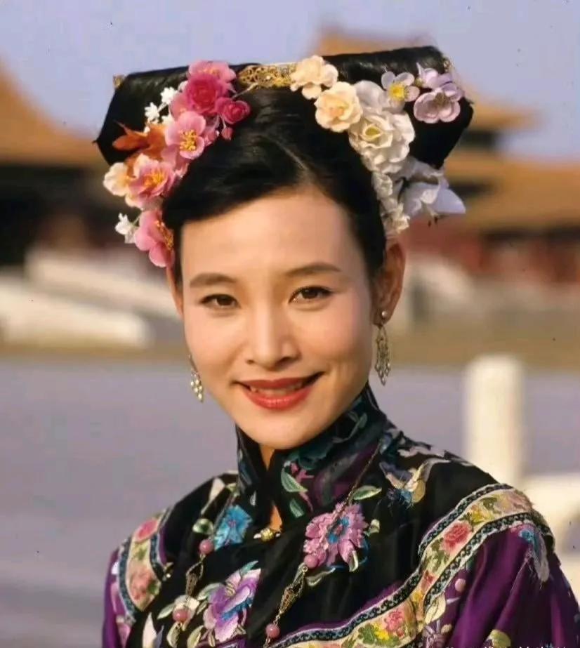这是1986年电影《末代皇帝》拍摄片场中的陈冲。年仅26岁的她，在片中饰演“婉容